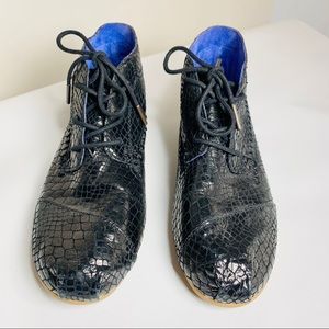 TOMS Black Serpentine Tribal Boots Women S…